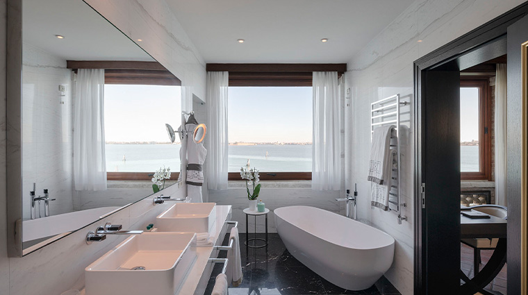 7 san clemente palace kempinski suite lagoon view bathtub