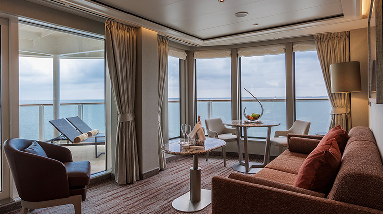 silver ray master suite living