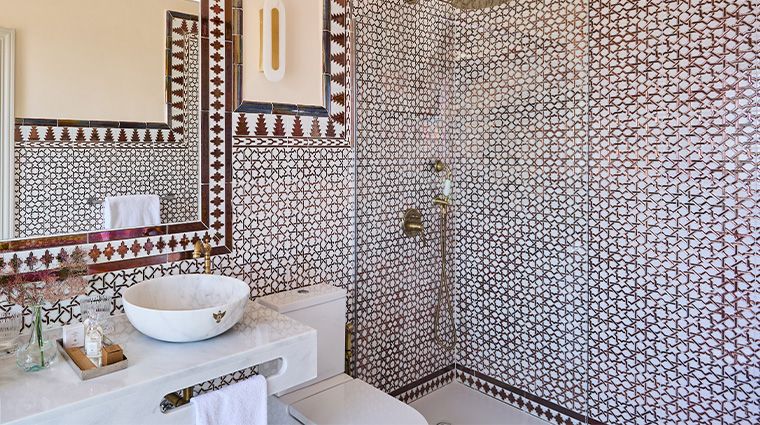the alhambra palace hotel bathroom2