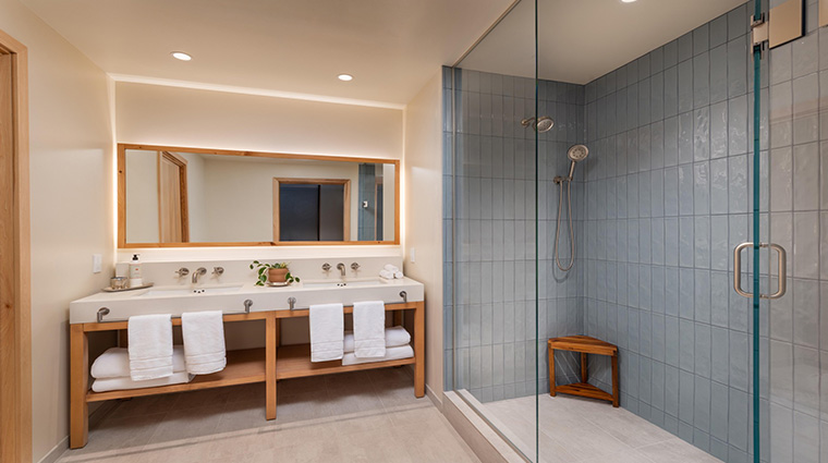 the compton bentonville guest room bath