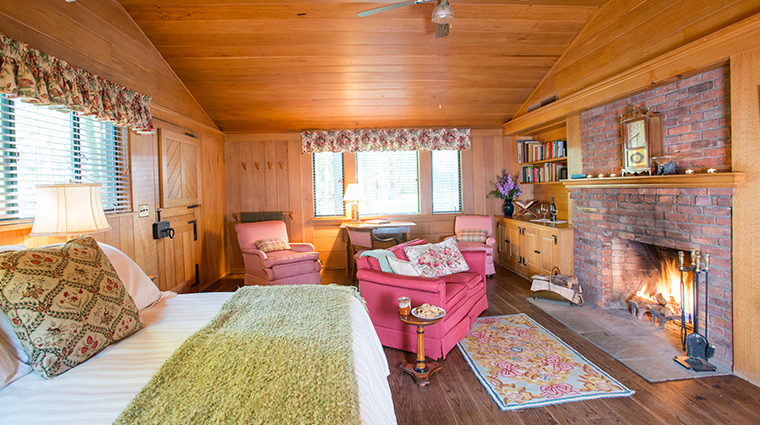 the lodge at glendorn jills cabin master suite