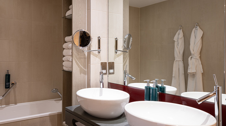 the manchester deansgate hotel classic king bathroom