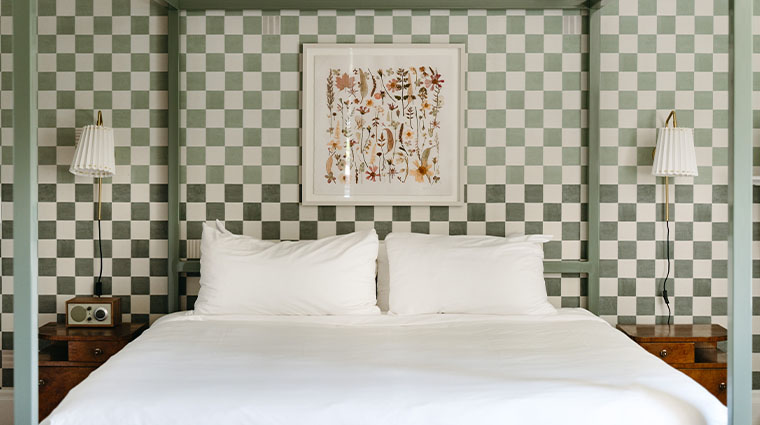 norumbega inn guestroom bed