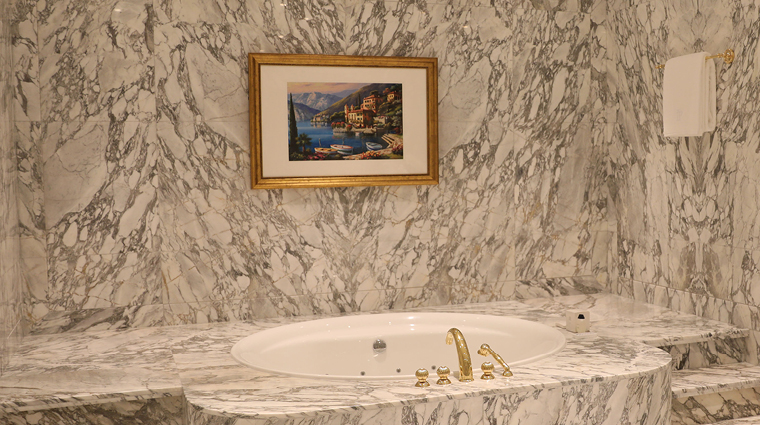 the plaza doha presidential bathtub