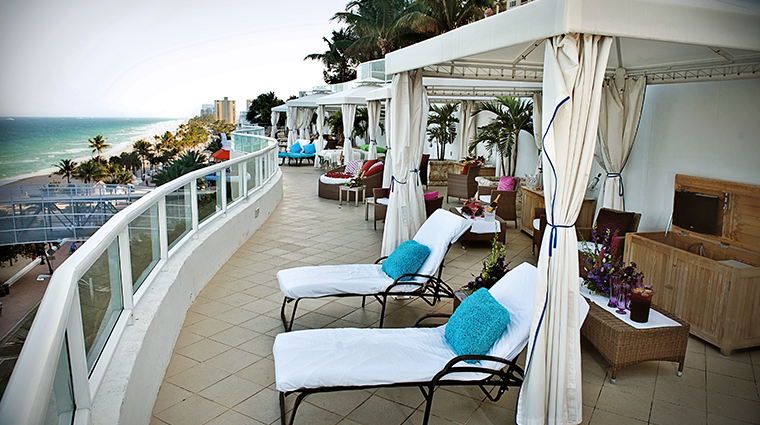 the ritz carlton fort lauderdale outdoor loungers