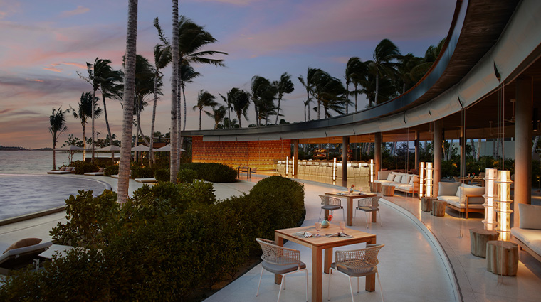 18the ritz carlton maldives fari islands eau bar2