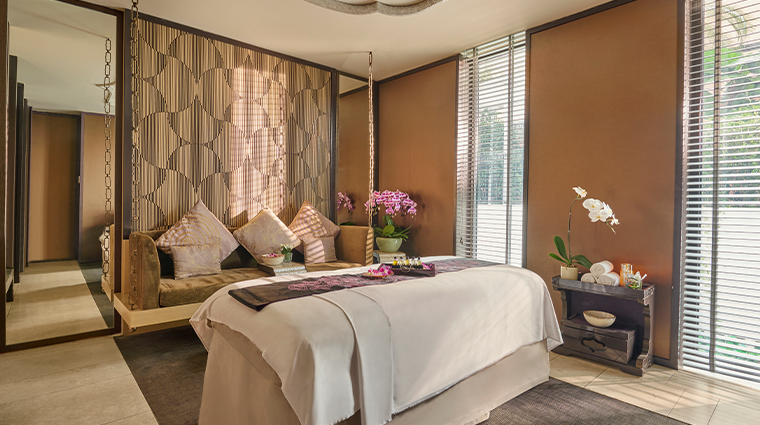 the spa at mandarin oriental singapore treatment room1