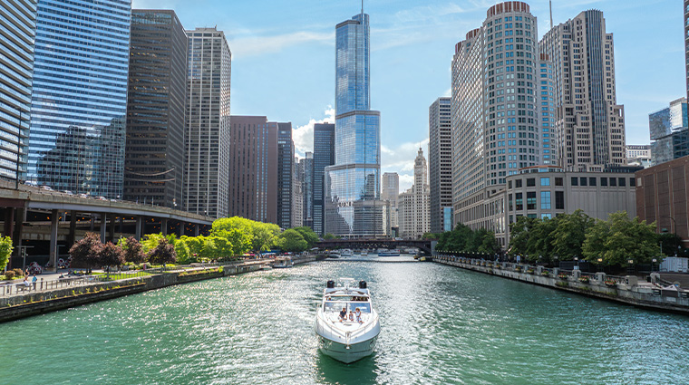 trump international hotel tower chicago exterior skyline